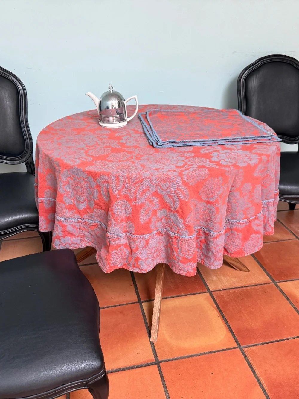 Anthropologie Magnolia Jacquard Tablecloth and Dahlia Napkin Set (8)